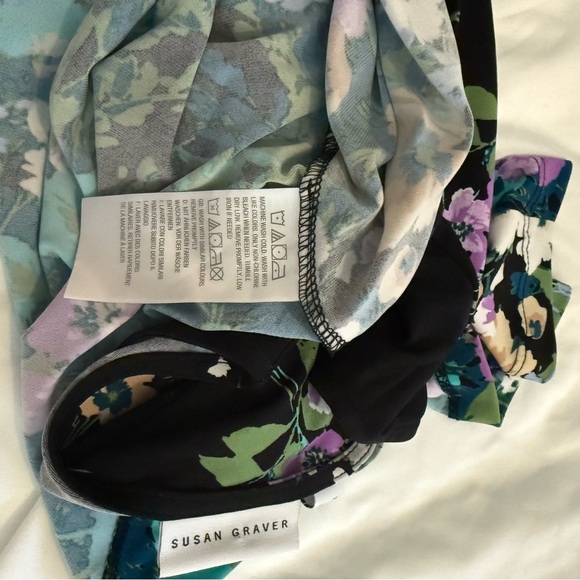 EUC Susan Graver Printed Liquid Knit Cap Sleeve Hi-Low Hem Top - Picture 2 of 4